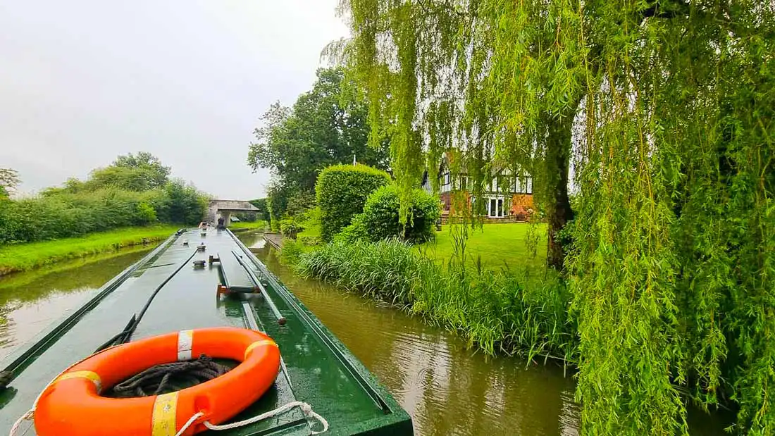 Canal-vista on an Andersen Boats holiday