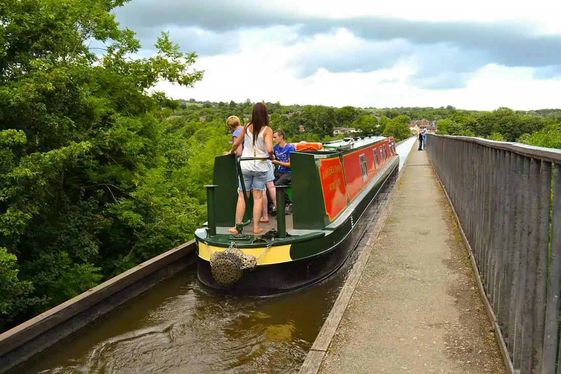 See-amazing-sights on an Andersen Boats holiday